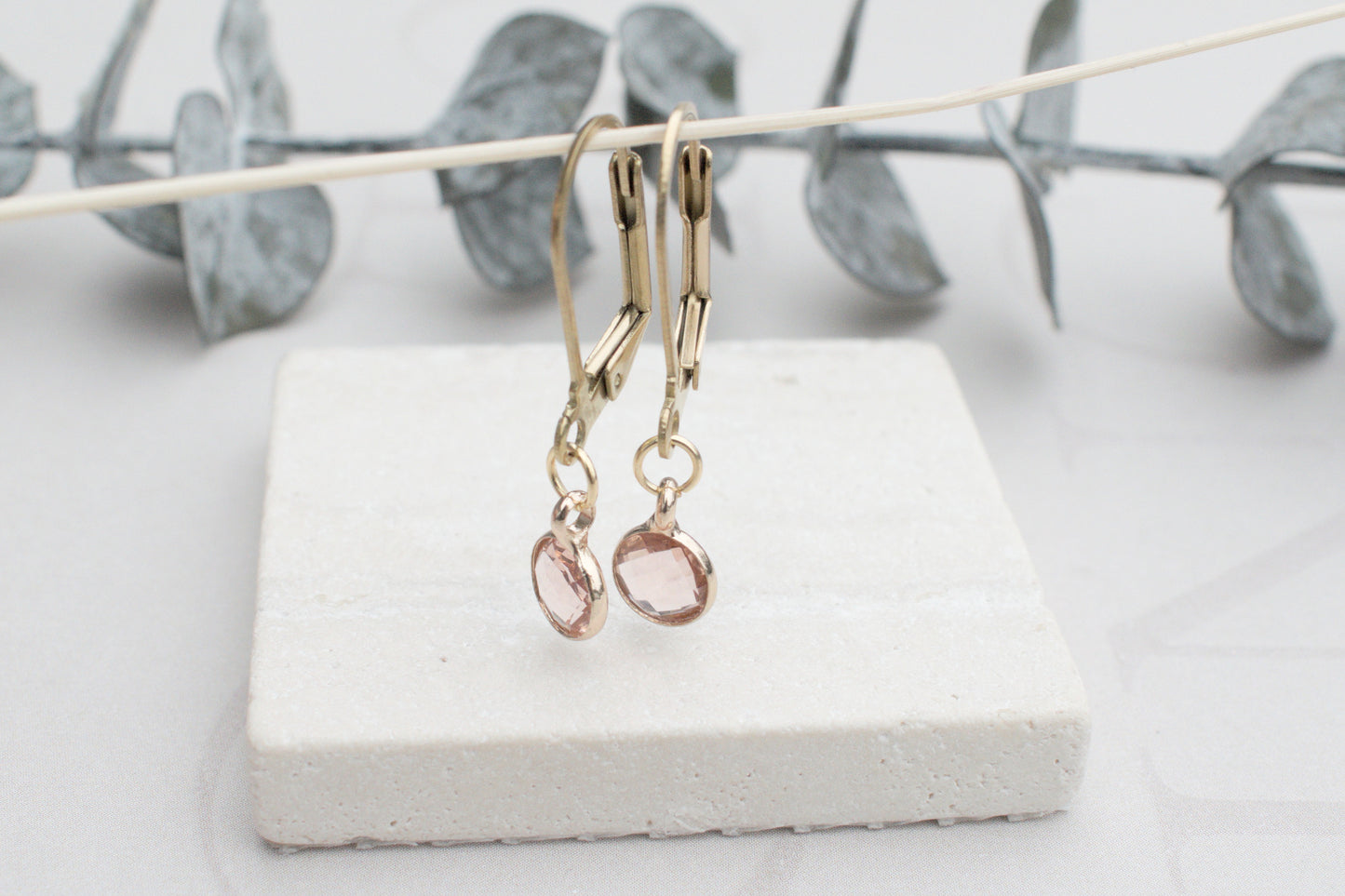 Zarte minimalistische goldenen Ohrringe mit elegantem rosa Anhängern