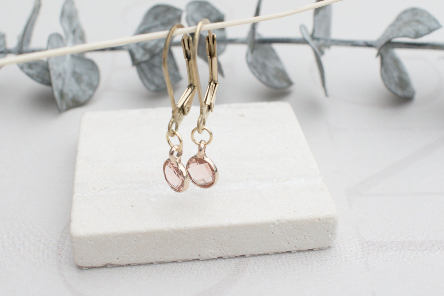 Zarte minimalistische goldenen Ohrringe mit elegantem rosa Anhängern