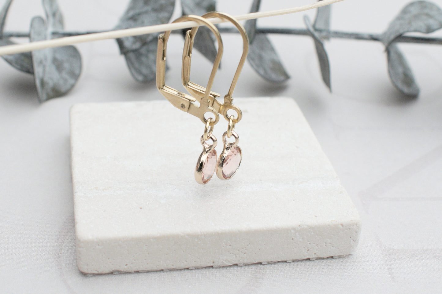 Zarte minimalistische goldenen Ohrringe mit elegantem rosa Anhängern