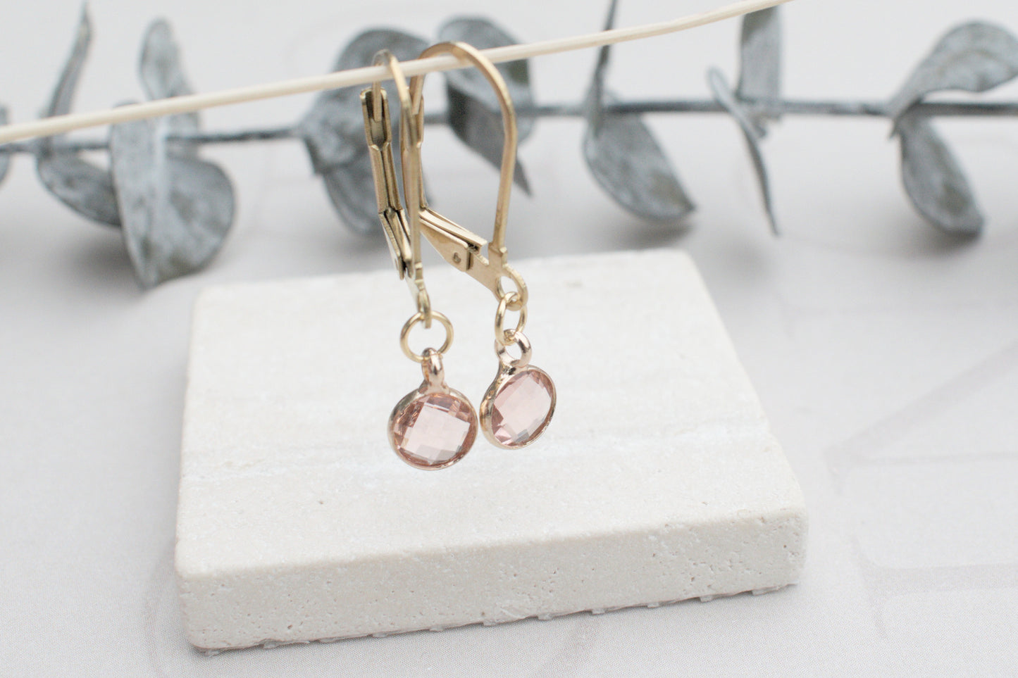 Zarte minimalistische goldenen Ohrringe mit elegantem rosa Anhängern