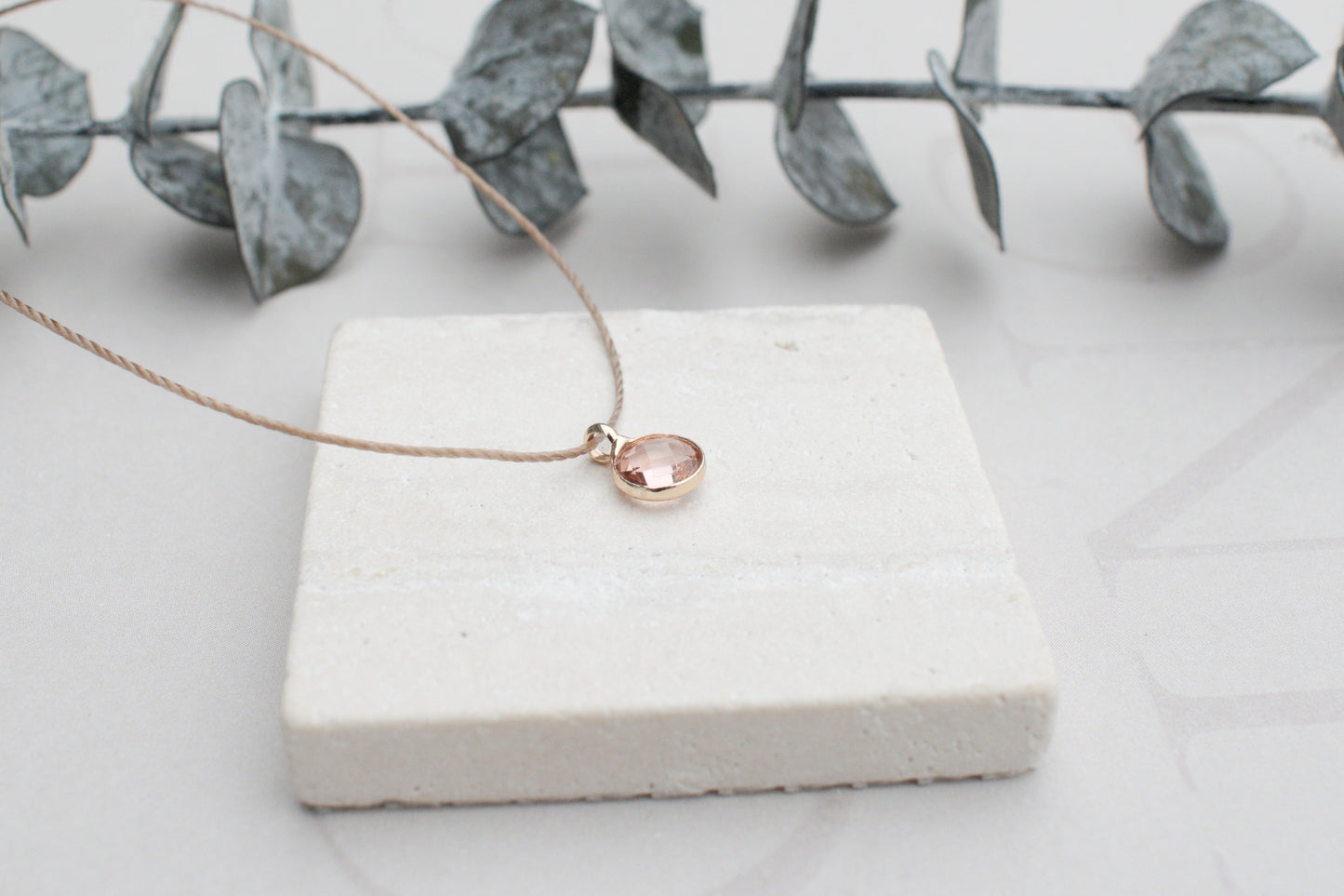 Minimalistische Kette mit rosa goldenem Anhänger