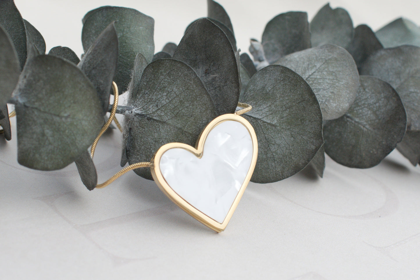 Weiße Herz Ohrstecker mit goldenem Rahmen, liebevolle Ohrringe, romantischer Schmuck, Geschenk für Sie