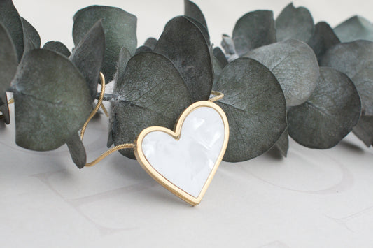 Minimalistische Herz Kette in Weiß & Gold, Skandi Schmuck, goldene Kette mit weißem Herz, Liebe Geschenk