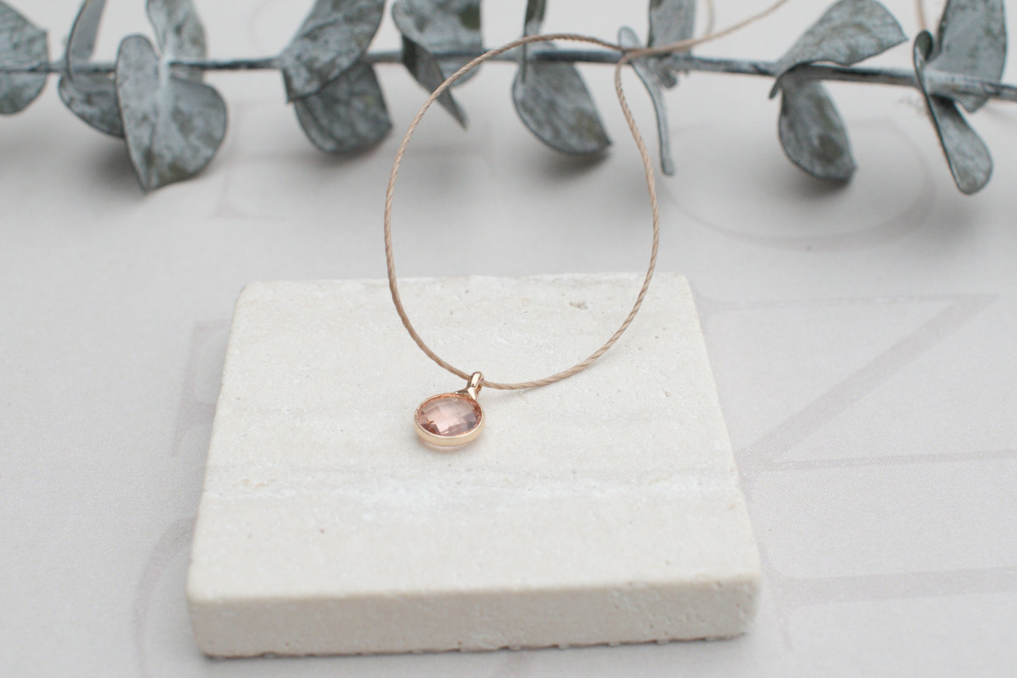 Minimalistische Kette mit rosa goldenem Anhänger
