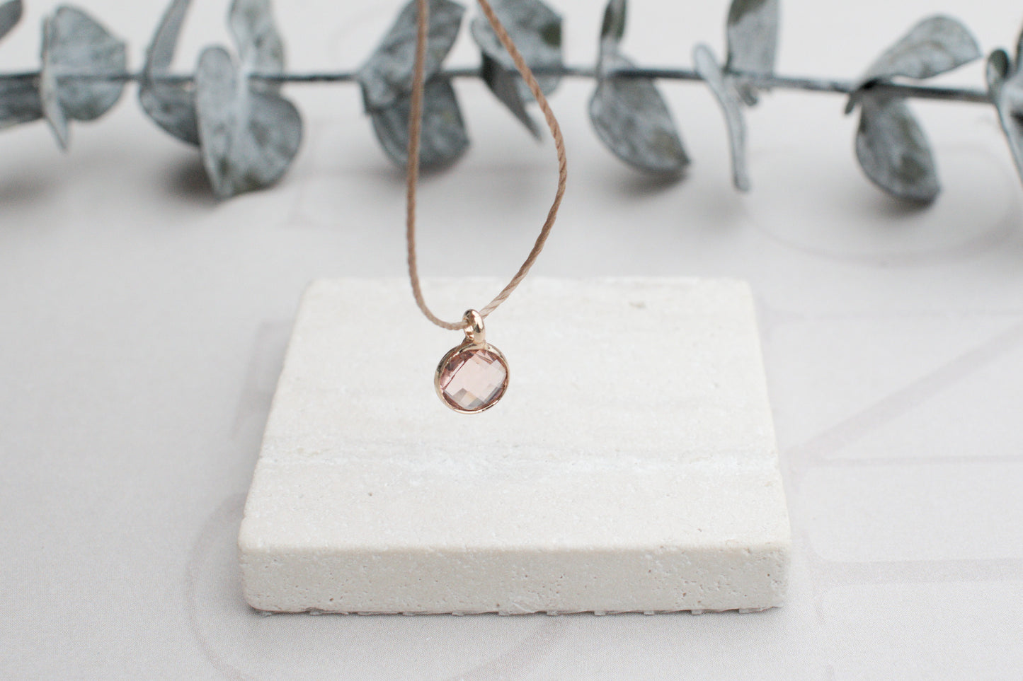 Minimalistische Kette mit rosa goldenem Anhänger