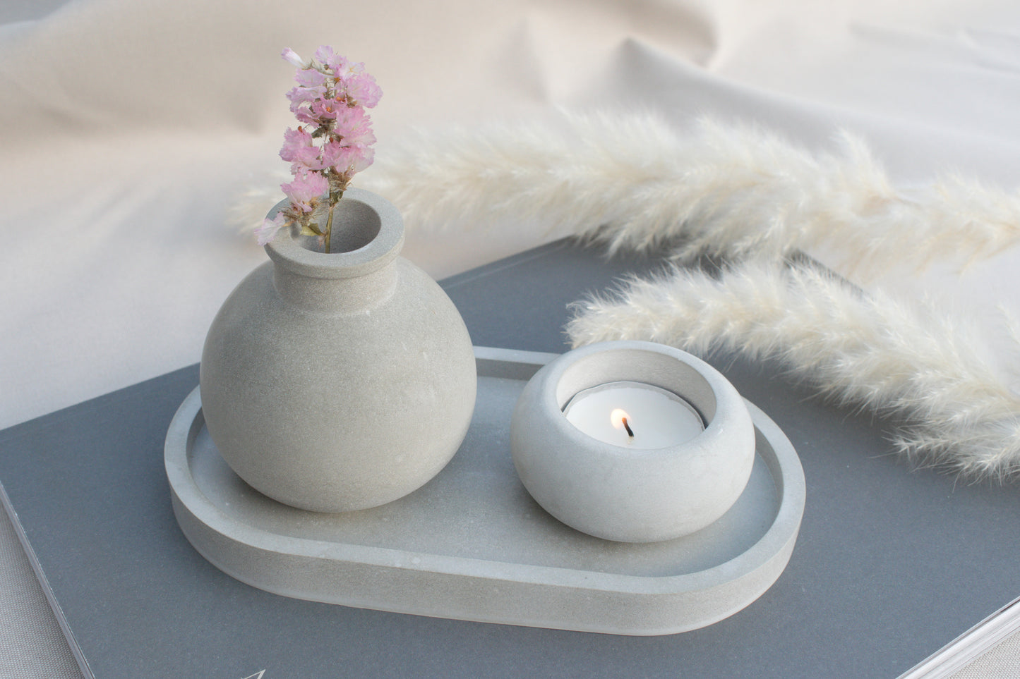 Industrial Deko Set aus grauem Beton, Vase für Trockenblumen, Teelichthalter mit Deckel & Tablett – Minimalistische Wohnaccessoires