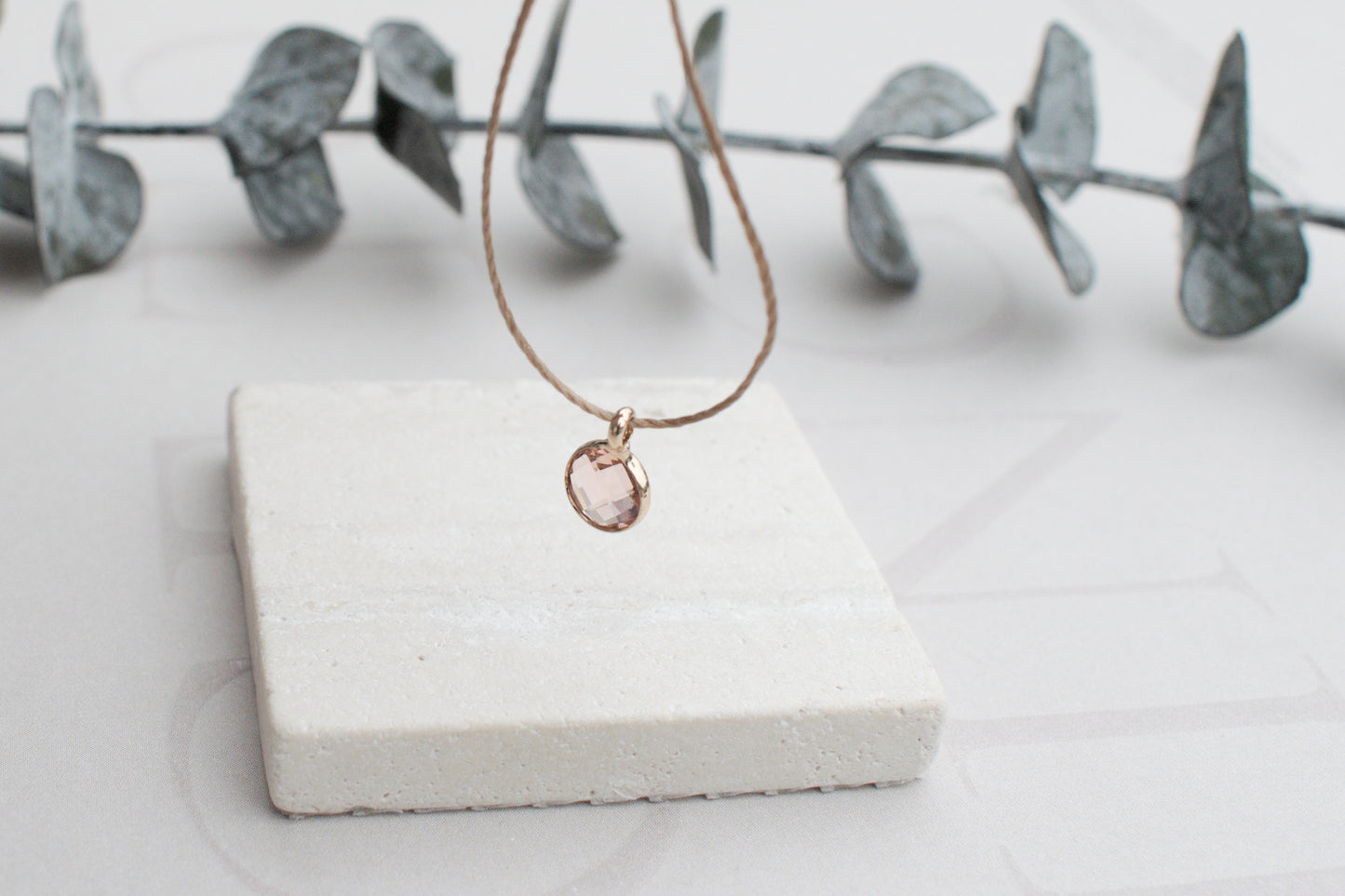 Minimalistische Kette mit rosa goldenem Anhänger