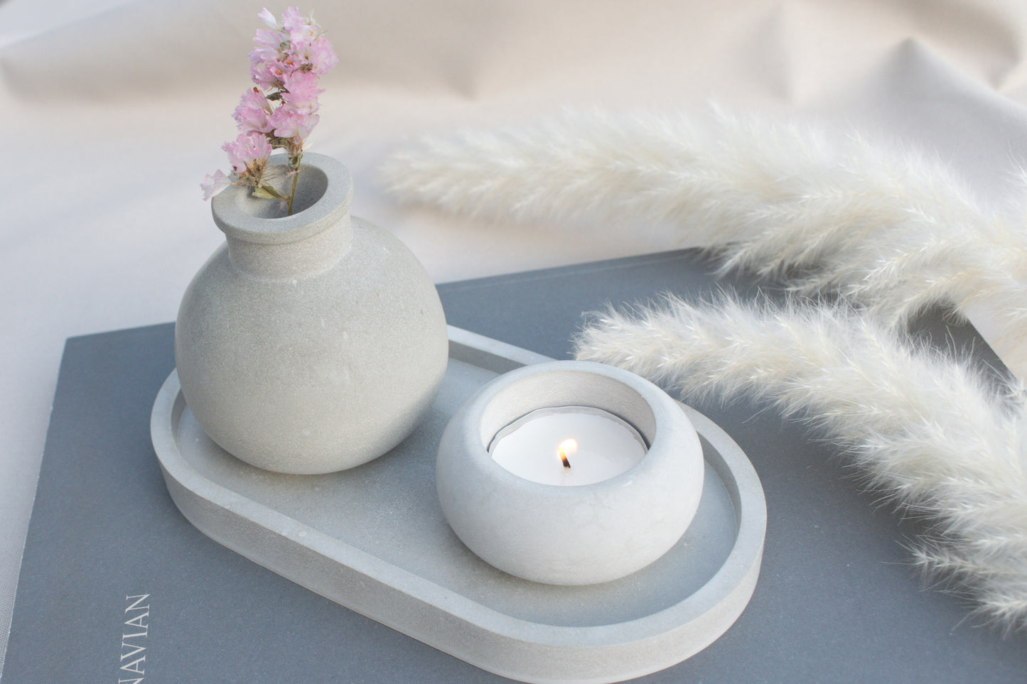 Industrial Deko Set aus grauem Beton, Vase für Trockenblumen, Teelichthalter mit Deckel & Tablett – Minimalistische Wohnaccessoires