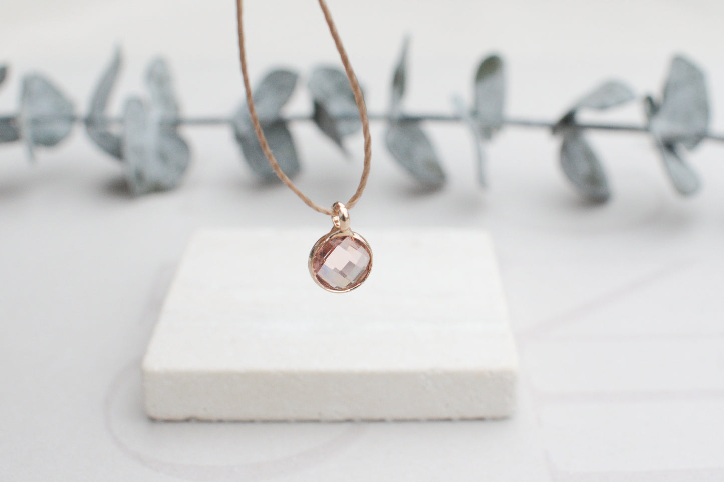 Minimalistische Kette mit rosa goldenem Anhänger