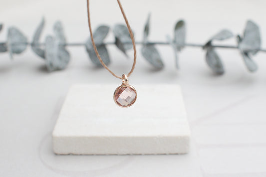 Minimalistische Kette mit rosa goldenem Anhänger