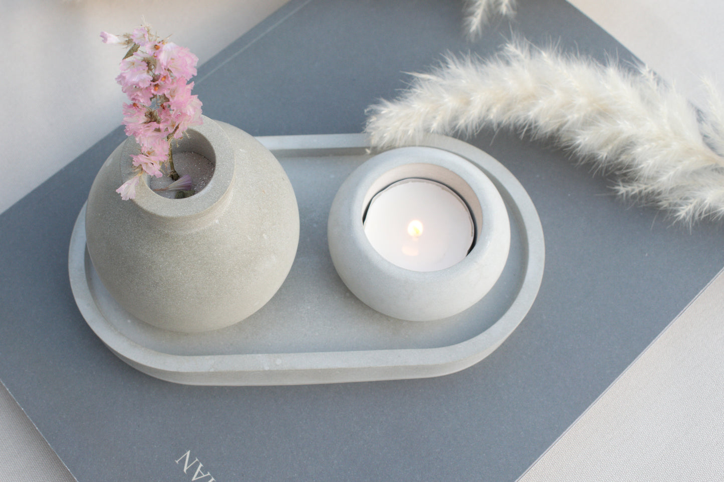 Industrial Deko Set aus grauem Beton, Vase für Trockenblumen, Teelichthalter mit Deckel & Tablett – Minimalistische Wohnaccessoires
