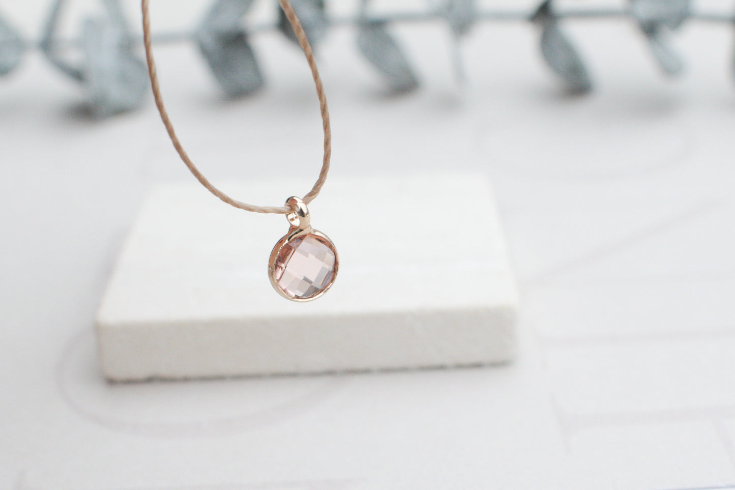 Minimalistische Kette mit rosa goldenem Anhänger