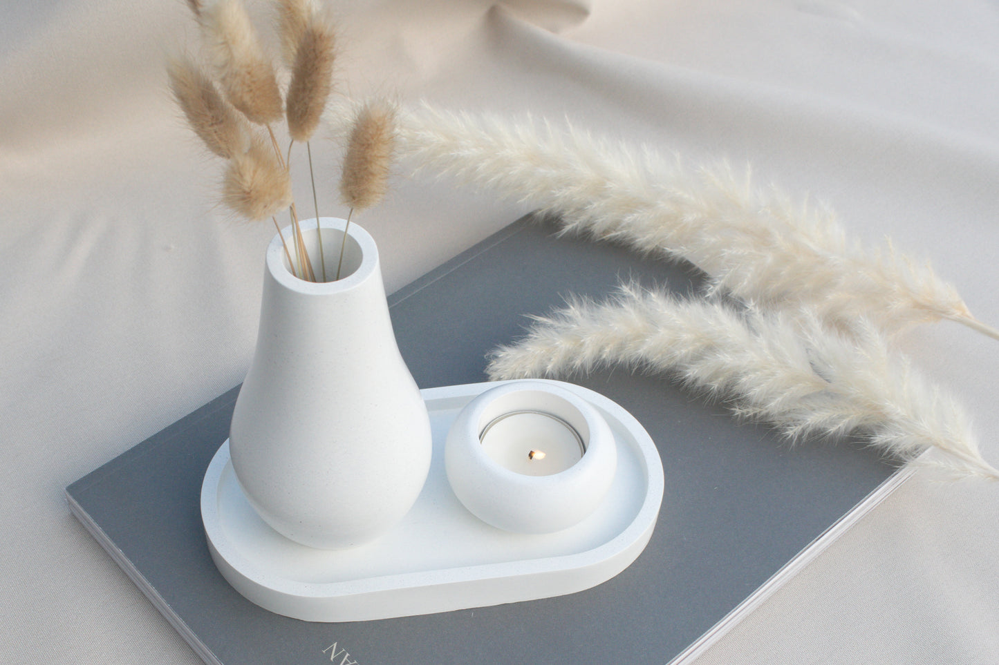 Set aus weißem Beton mit Tablett, Vase und Teelichthalter, minimalistische Deko im Industrial und Skandi Style