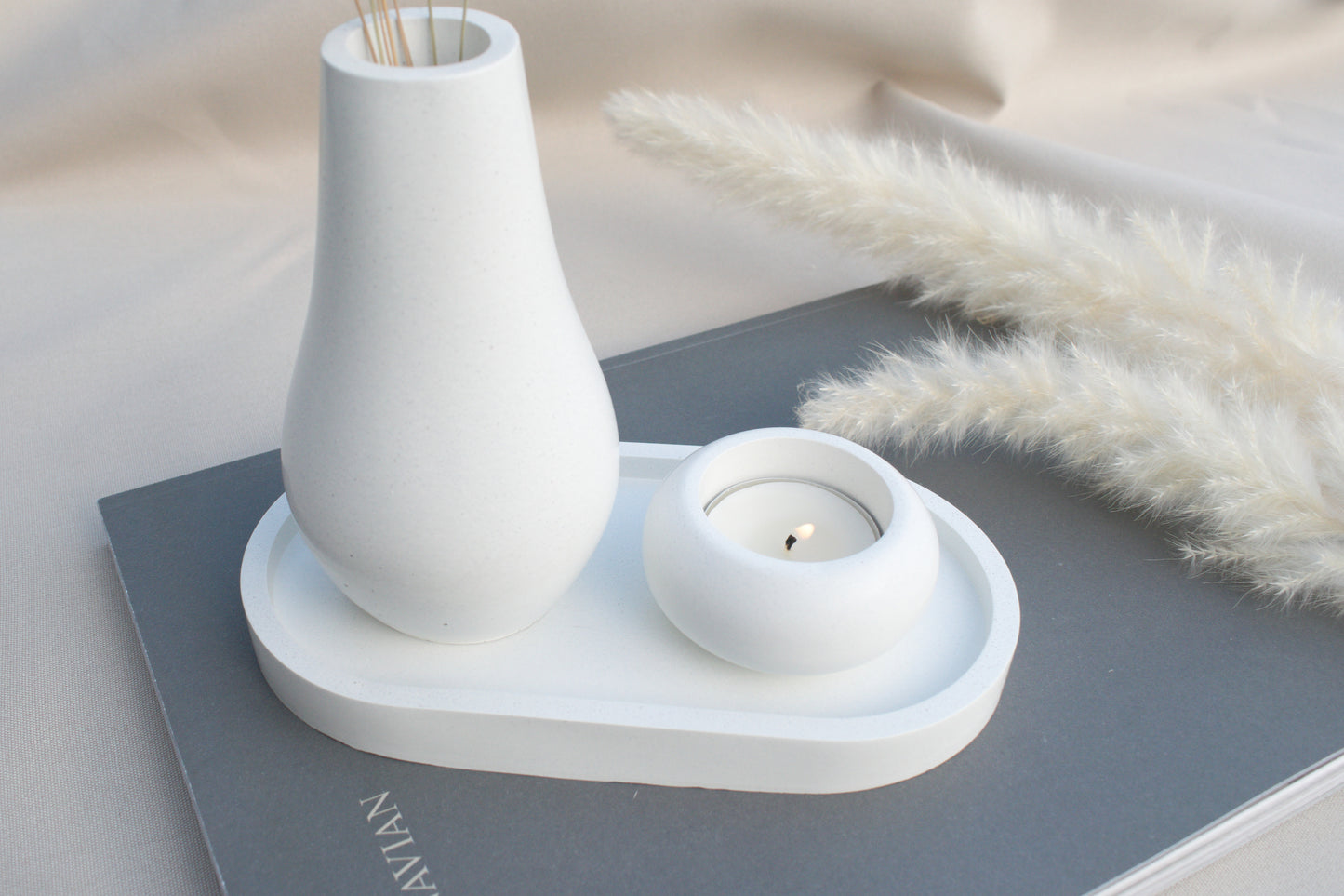 Set aus weißem Beton mit Tablett, Vase und Teelichthalter, minimalistische Deko im Industrial und Skandi Style