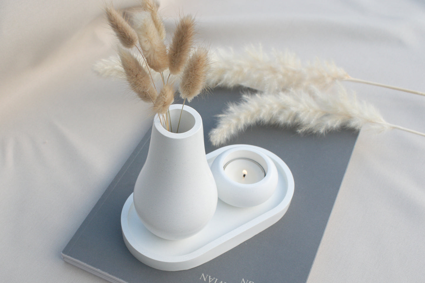 Set aus weißem Beton mit Tablett, Vase und Teelichthalter, minimalistische Deko im Industrial und Skandi Style