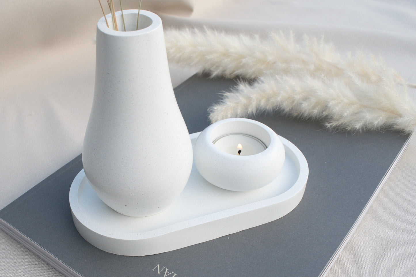 Set aus weißem Beton mit Tablett, Vase und Teelichthalter, minimalistische Deko im Industrial und Skandi Style