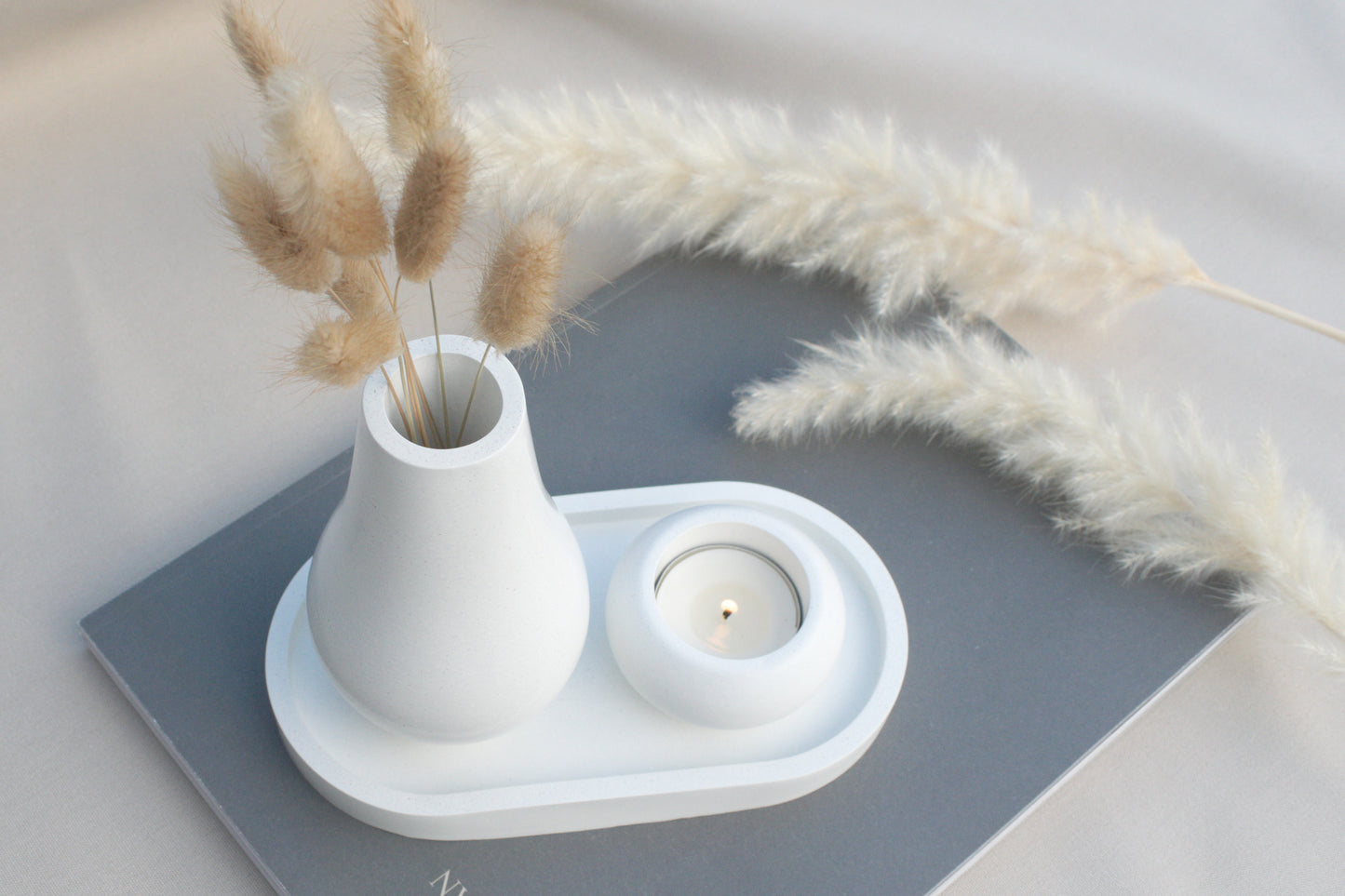 Set aus weißem Beton mit Tablett, Vase und Teelichthalter, minimalistische Deko im Industrial und Skandi Style