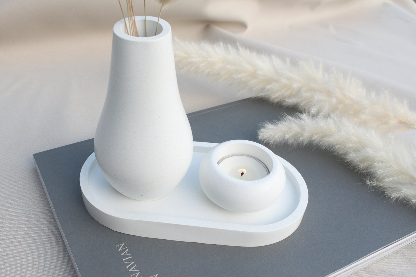 Set aus weißem Beton mit Tablett, Vase und Teelichthalter, minimalistische Deko im Industrial und Skandi Style