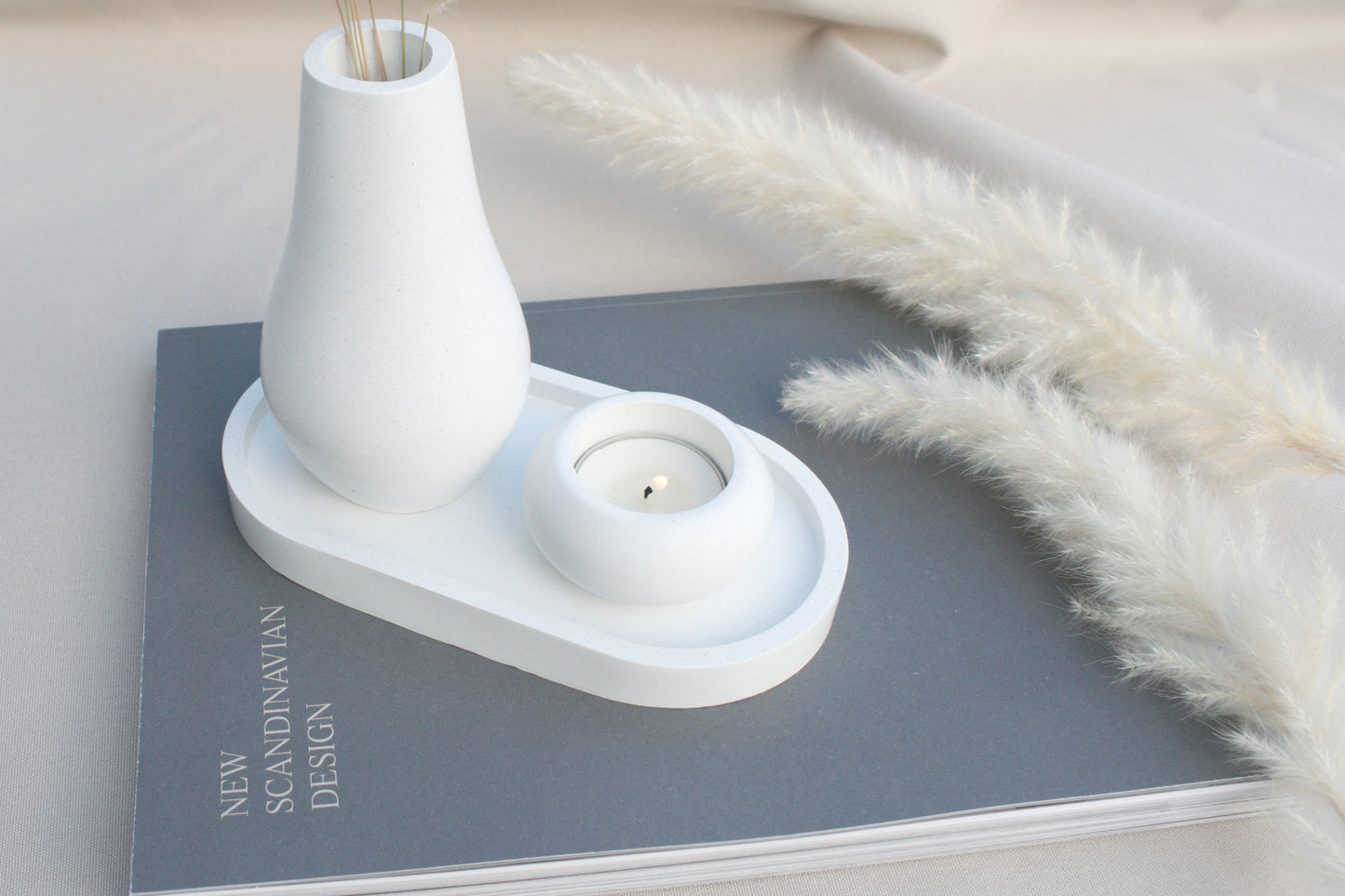 Set aus weißem Beton mit Tablett, Vase und Teelichthalter, minimalistische Deko im Industrial und Skandi Style