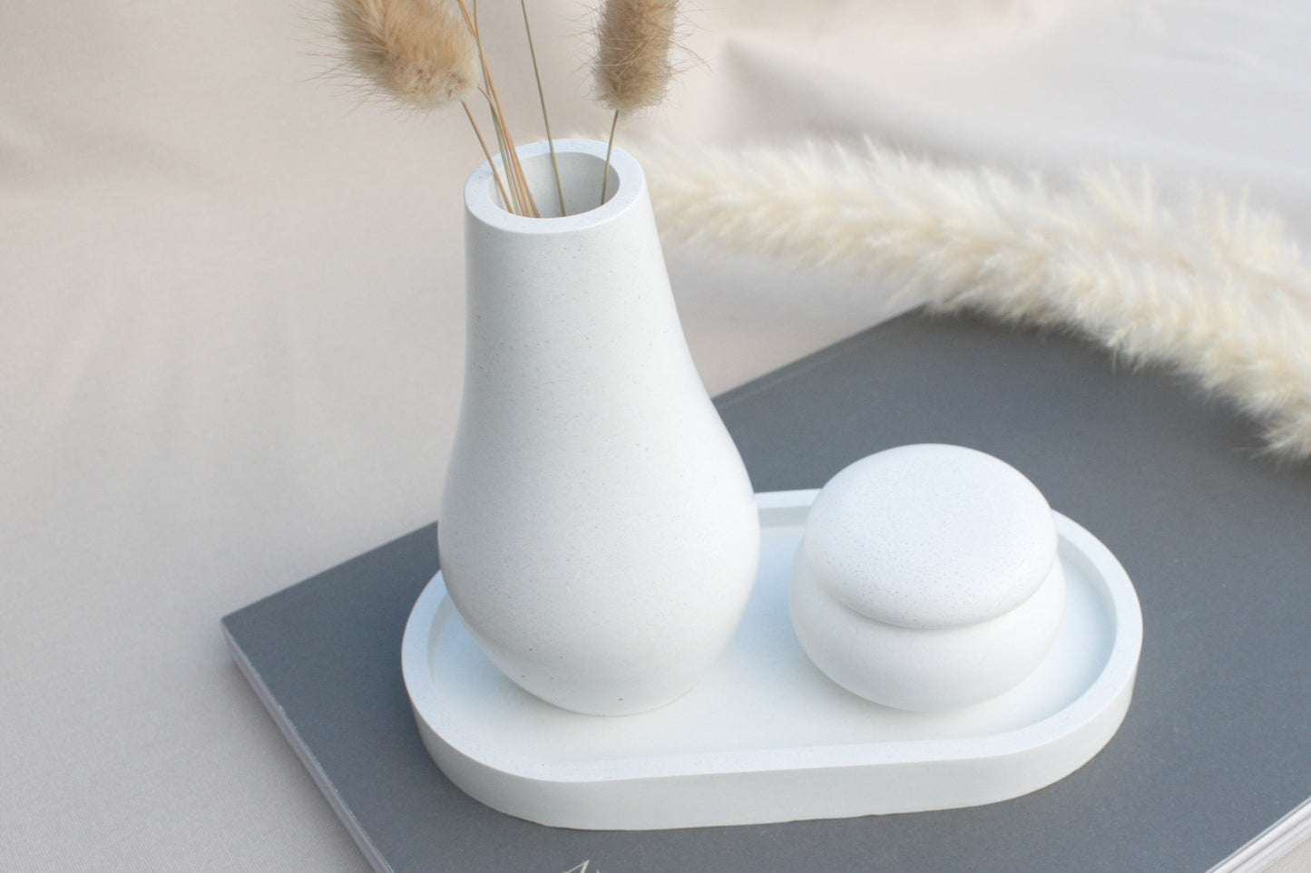 Set aus weißem Beton mit Tablett, Vase und Teelichthalter, minimalistische Deko im Industrial und Skandi Style