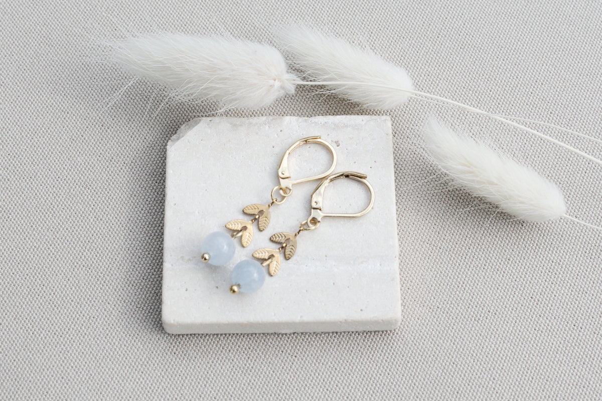 Goldene Ohrringe mit Blättern und Aquamarin, Naturstein Ohrringe, Boho Ohrringe