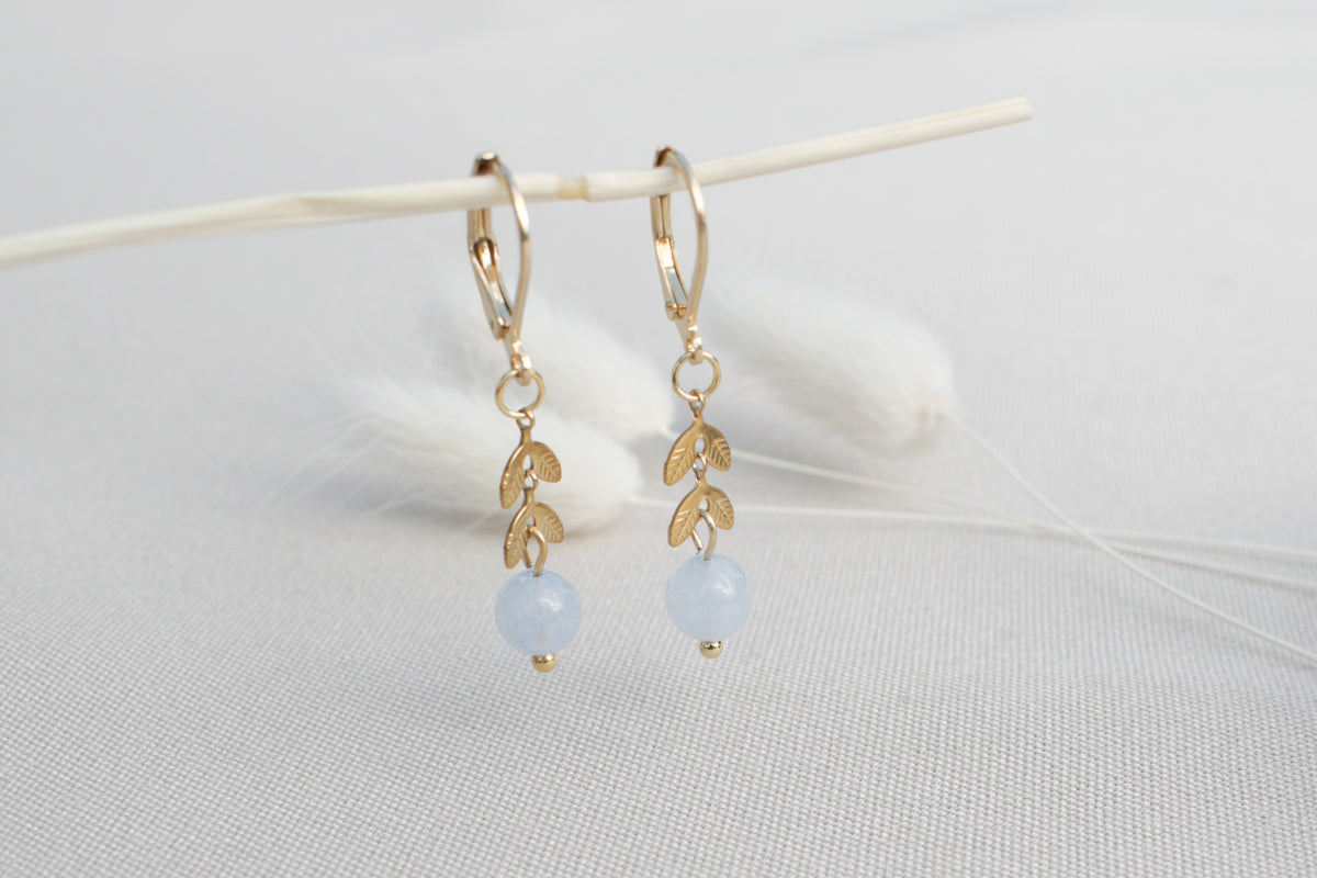 Goldene Ohrringe mit Blättern und Aquamarin, Naturstein Ohrringe, Boho Ohrringe