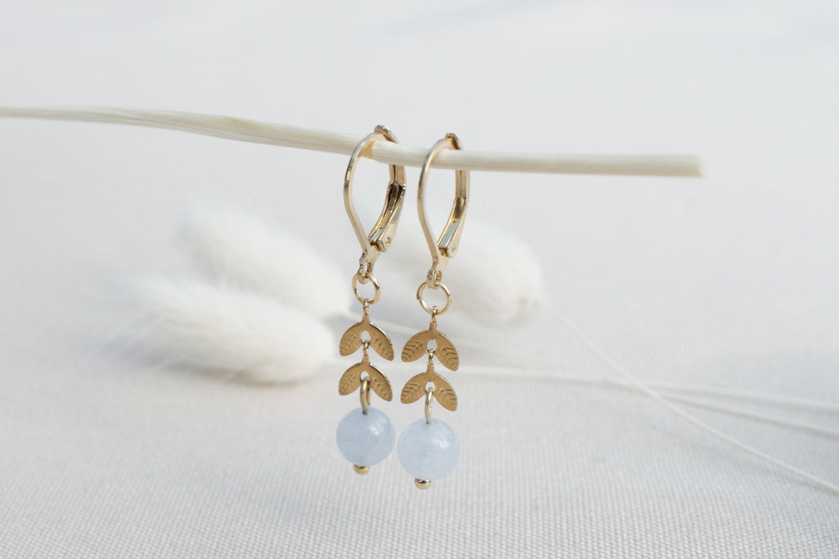 Goldene Ohrringe mit Blättern und Aquamarin, Naturstein Ohrringe, Boho Ohrringe