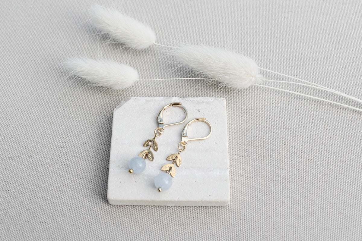 Goldene Ohrringe mit Blättern und Aquamarin, Naturstein Ohrringe, Boho Ohrringe