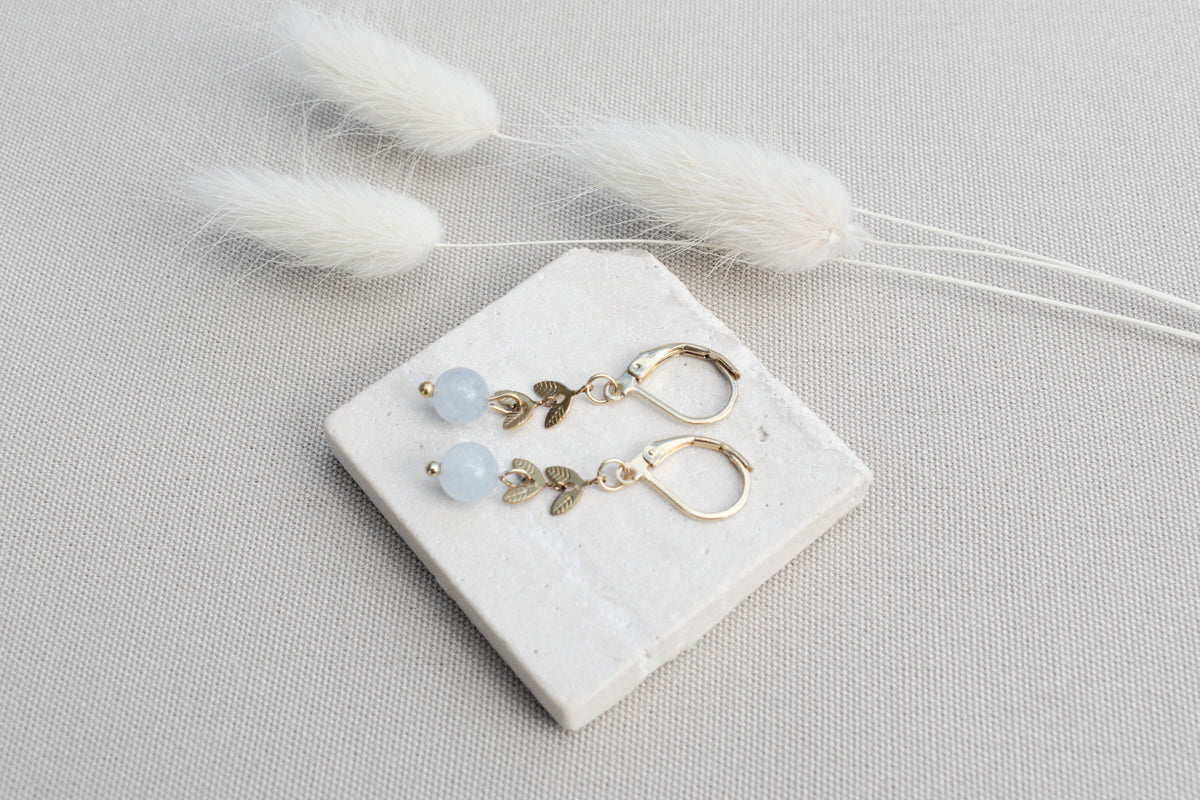 Goldene Ohrringe mit Blättern und Aquamarin, Naturstein Ohrringe, Boho Ohrringe