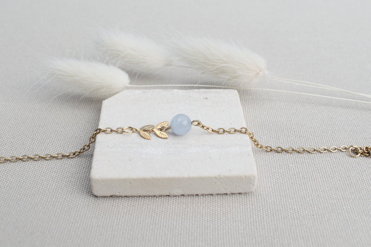 Goldenes Armband mit Blättern und Aquamarin, Edelstein Schmuck, Boho Schmuck