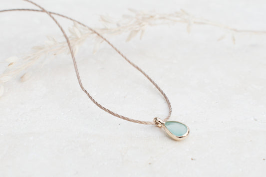 Minimalistische Kette mit türkis goldenem tropfen Anhänger
