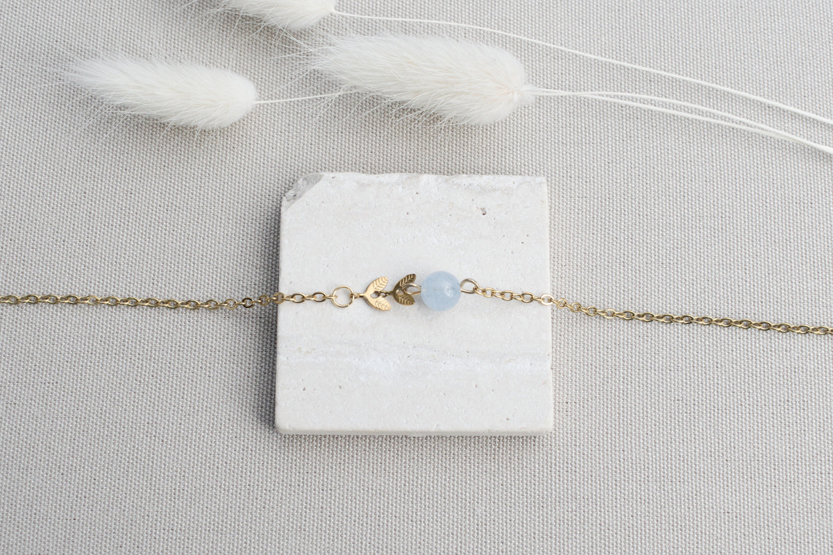 Zarte handgefertigte vergoldete Halskette mit Aquamarin & zwei Blättern, minimalistischer Schmuck
