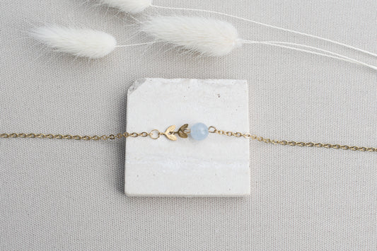 Zarte handgefertigte vergoldete Halskette mit Aquamarin & zwei Blättern, minimalistischer Schmuck