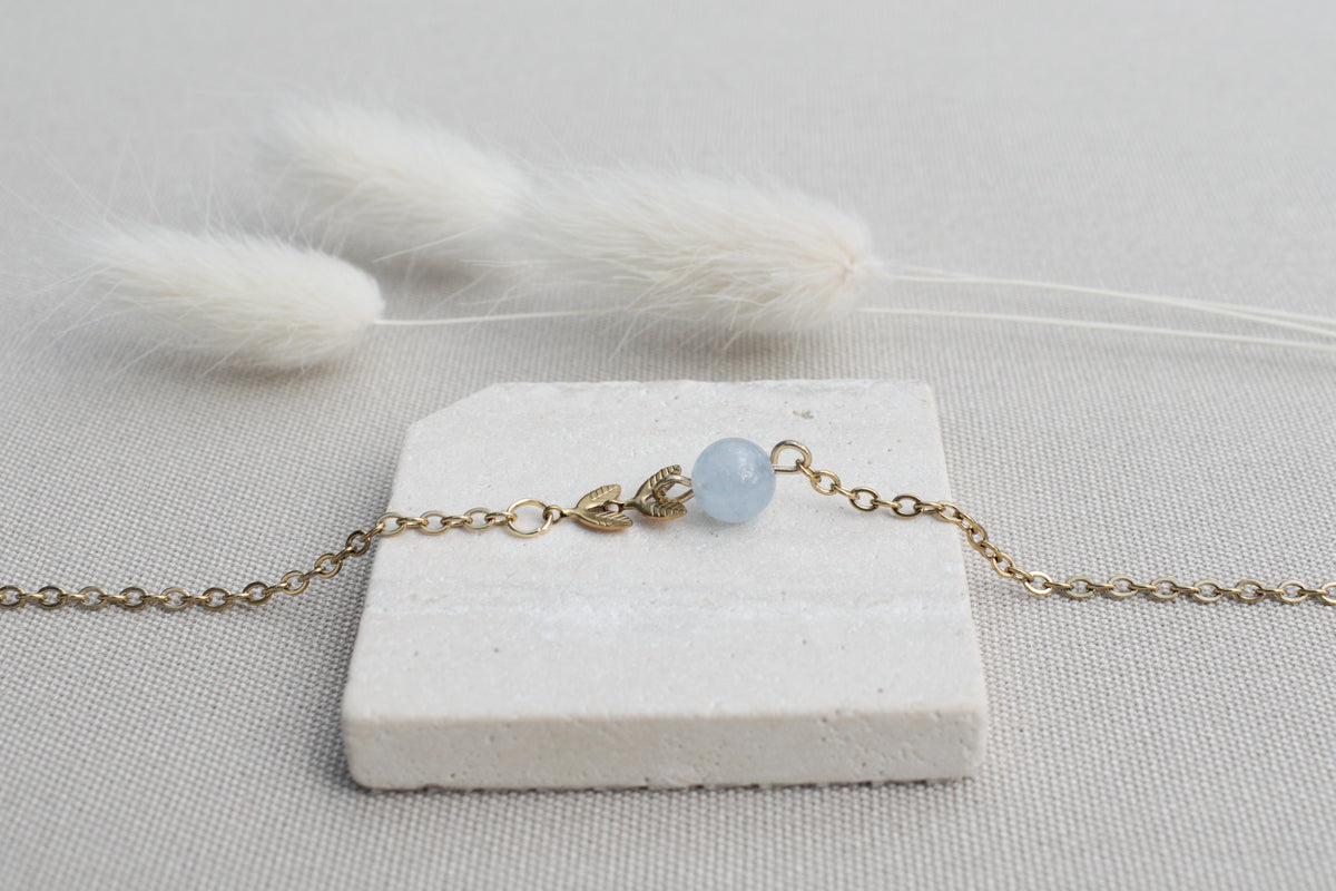 Zarte handgefertigte vergoldete Halskette mit Aquamarin & zwei Blättern, minimalistischer Schmuck