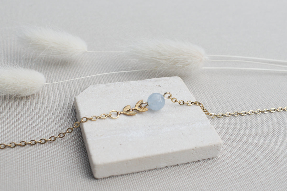 Zarte handgefertigte vergoldete Halskette mit Aquamarin & zwei Blättern, minimalistischer Schmuck