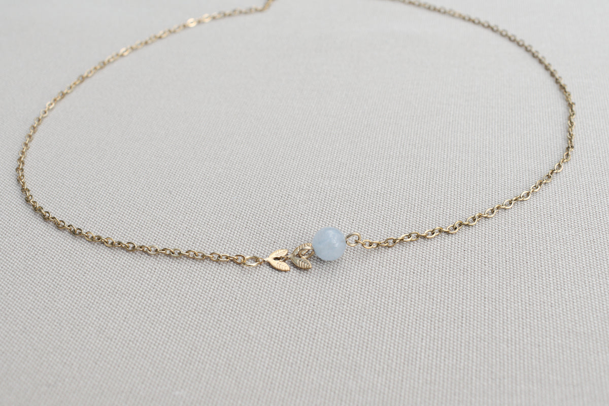 Zarte handgefertigte vergoldete Halskette mit Aquamarin & zwei Blättern, minimalistischer Schmuck