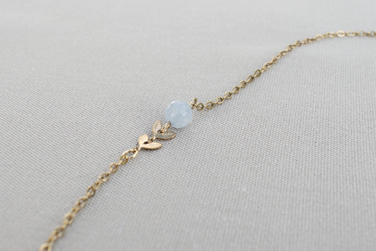 Zarte handgefertigte vergoldete Halskette mit Aquamarin & zwei Blättern, minimalistischer Schmuck