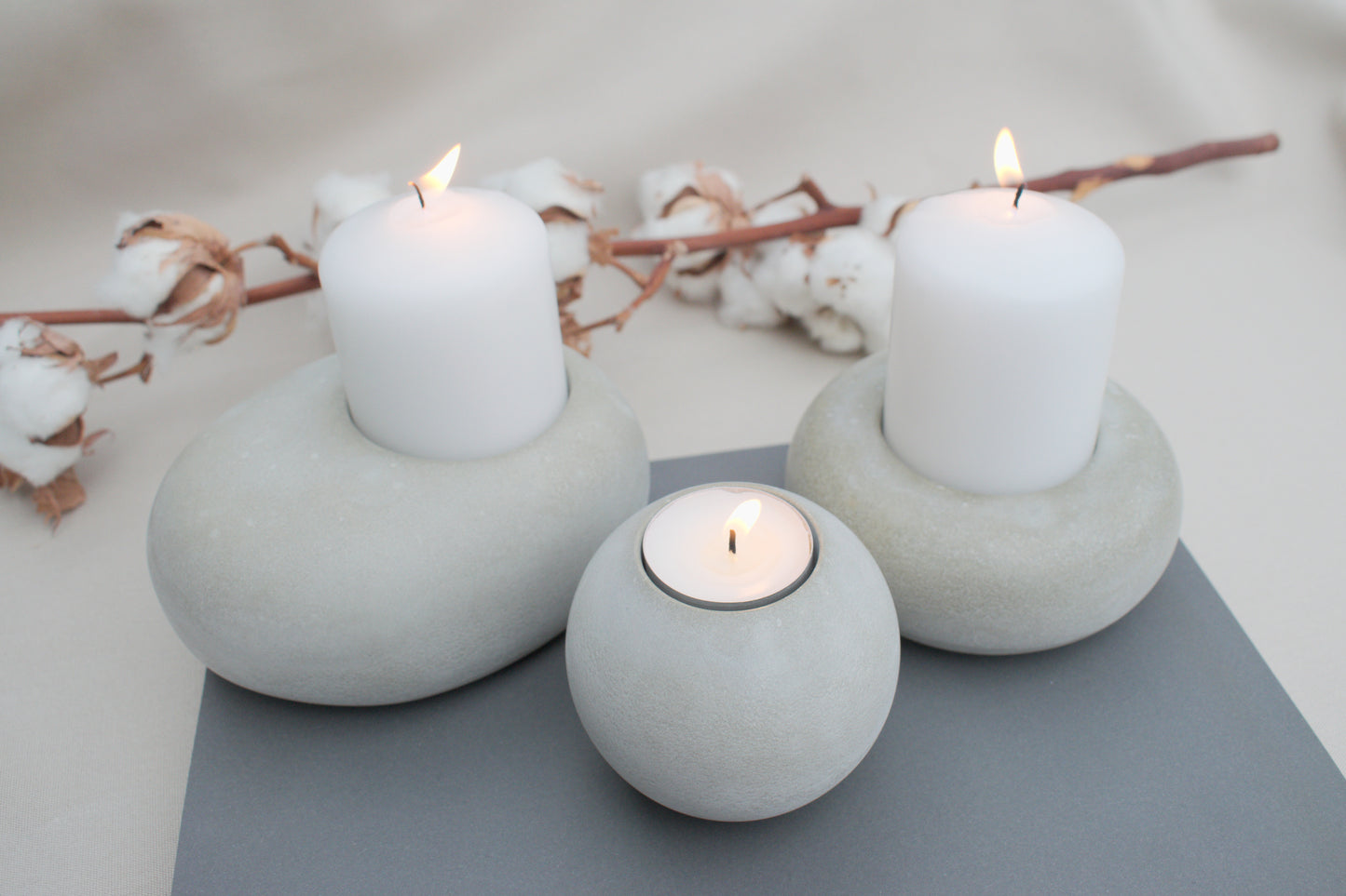 Handgemachte Kerzenhalter aus grauem Beton im Skandi Design