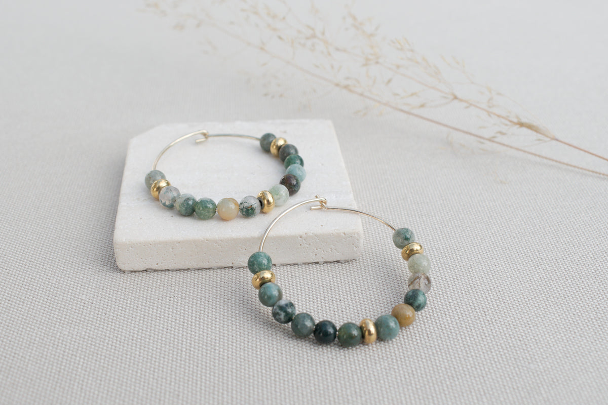 Goldene Creolen mit grünen Achat Edelsteinen – elegante Boho Ohrringe in Gold