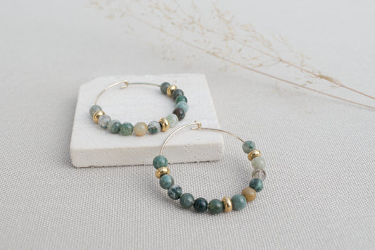 Goldene Creolen mit grünen Achat Edelsteinen – elegante Boho Ohrringe in Gold