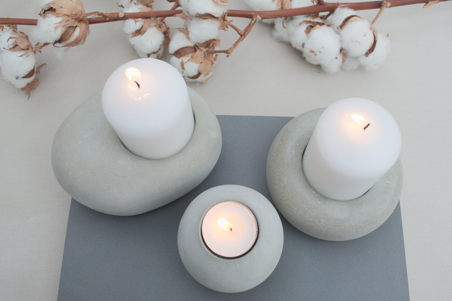 Handgemachte Kerzenhalter aus grauem Beton im Skandi Design