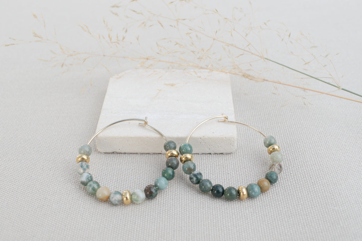 Goldene Creolen mit grünen Achat Edelsteinen – elegante Boho Ohrringe in Gold