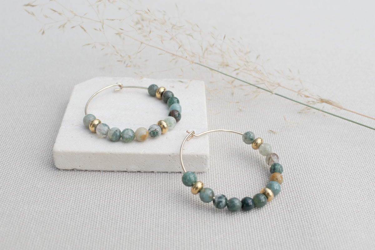 Goldene Creolen mit grünen Achat Edelsteinen – elegante Boho Ohrringe in Gold