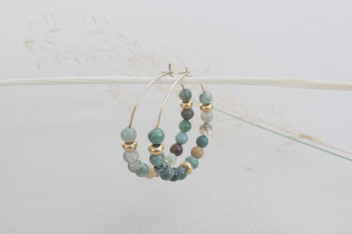 Goldene Creolen mit grünen Achat Edelsteinen – elegante Boho Ohrringe in Gold