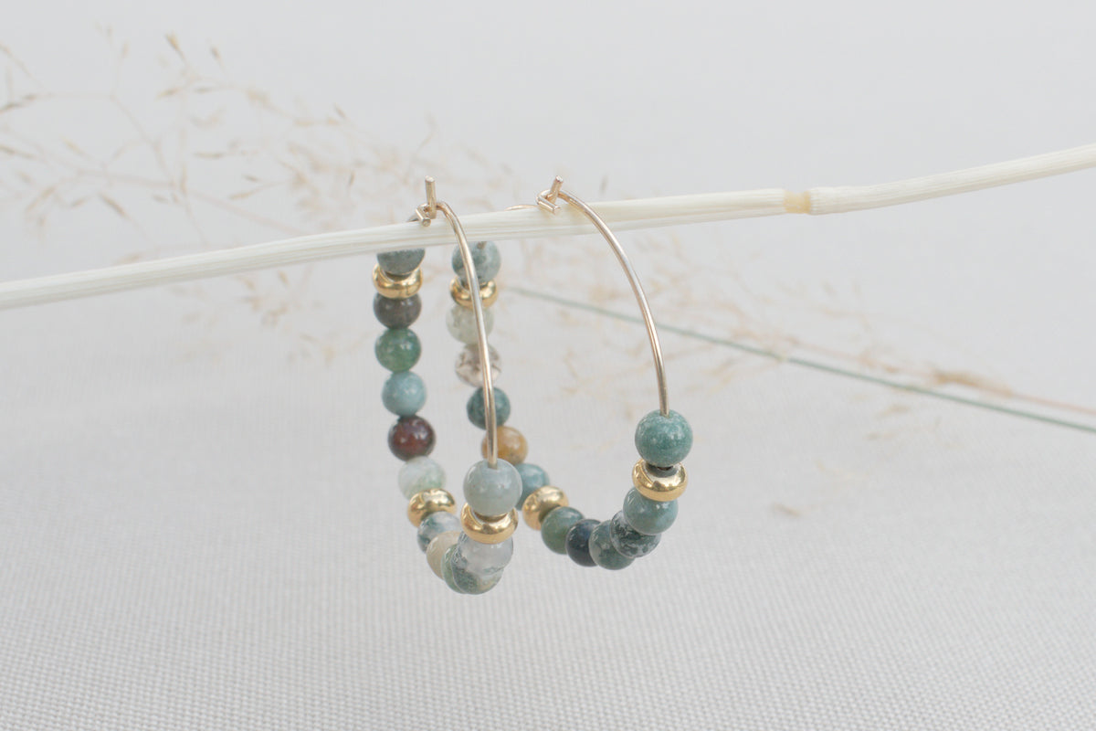 Goldene Creolen mit grünen Achat Edelsteinen – elegante Boho Ohrringe in Gold