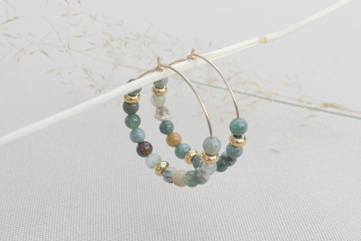 Goldene Creolen mit grünen Achat Edelsteinen – elegante Boho Ohrringe in Gold
