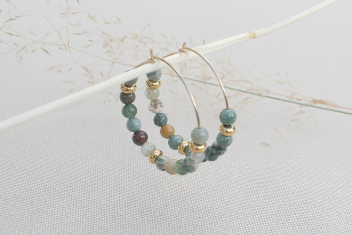 Goldene Creolen mit grünen Achat Edelsteinen – elegante Boho Ohrringe in Gold