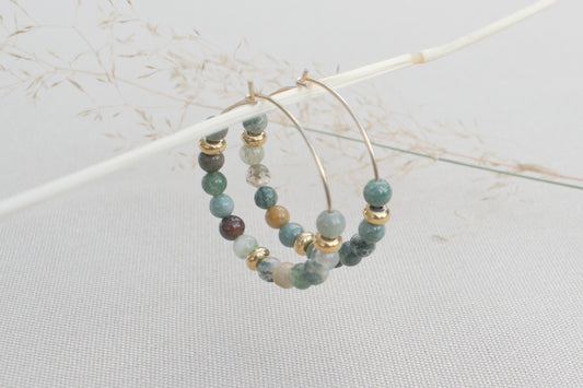Goldene Creolen mit grünen Achat Edelsteinen – elegante Boho Ohrringe in Gold