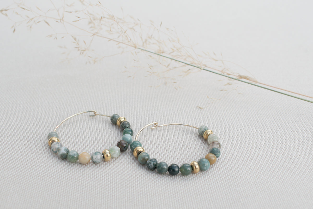 Goldene Creolen mit grünen Achat Edelsteinen – elegante Boho Ohrringe in Gold