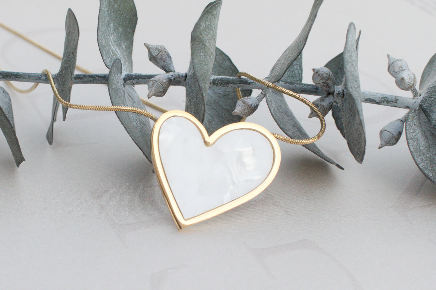 Minimalistische Herz Kette in Weiß & Gold, Skandi Schmuck, goldene Kette mit weißem Herz, Liebe Geschenk